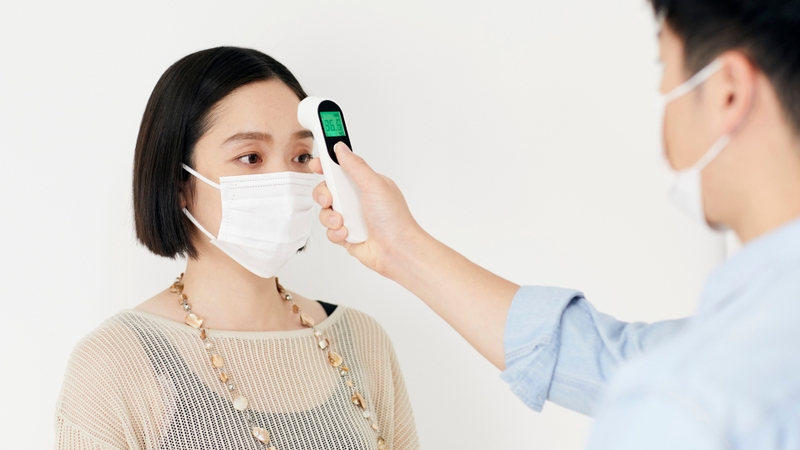 Nhiệt kế hồng ngoại được sử dụng rộng rãi trong bối cảnh cần đo nhanh và hạn chế lây nhiễm chéo