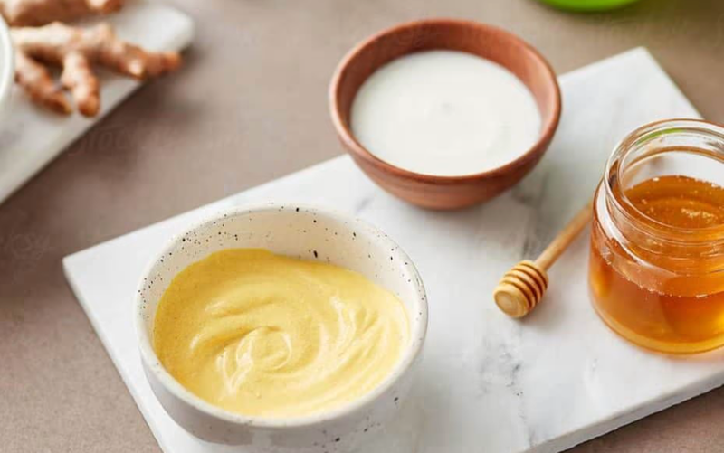 Trị mụn ẩn bằng mật ong kết hợp với sữa chua không đường