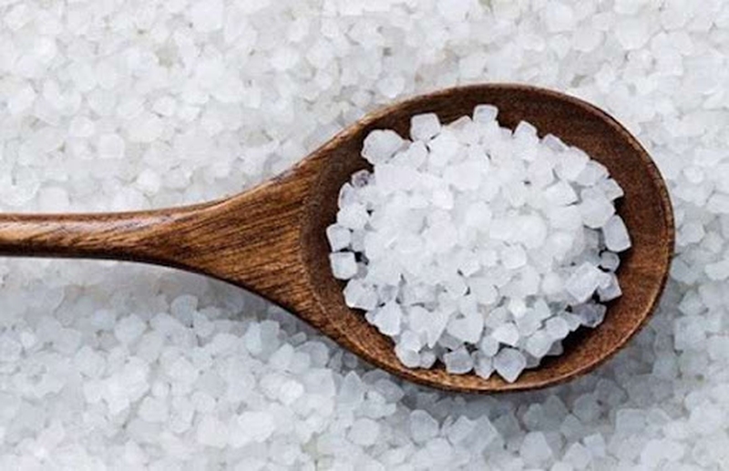 Trị mụn lưng bằng muối hột cho hiệu quả an toàn hơn dung dịch vệ sinh