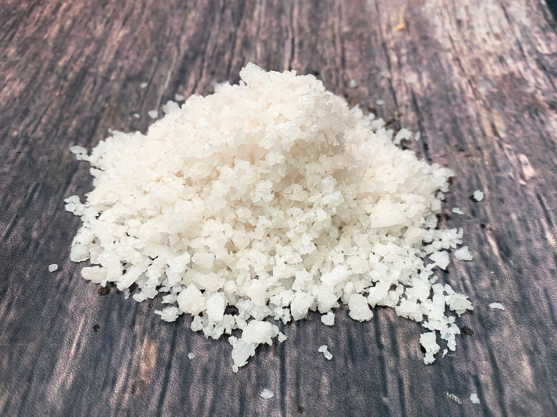 Trị nấm da đầu bằng lá trầu không và muối