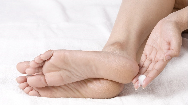 Nứt gót chân có thể là do nhiều nguyên nhân