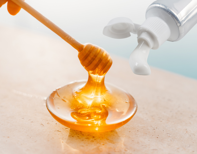 Thoa hỗn hợp kem đánh răng và mật ong giúp làm sạch vùng da bị nám