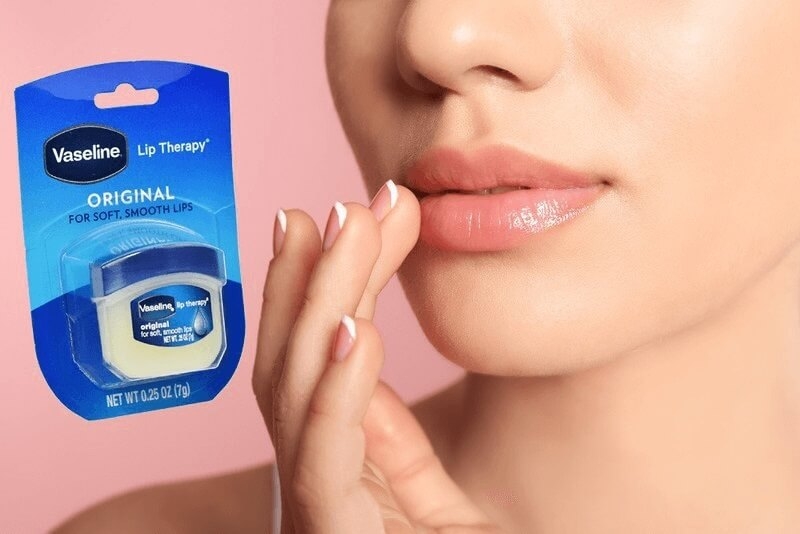Trang điểm môi đẹp hơn với Vaseline 1