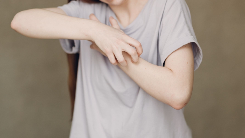 Hạn chế gãi hoặc chà xát da