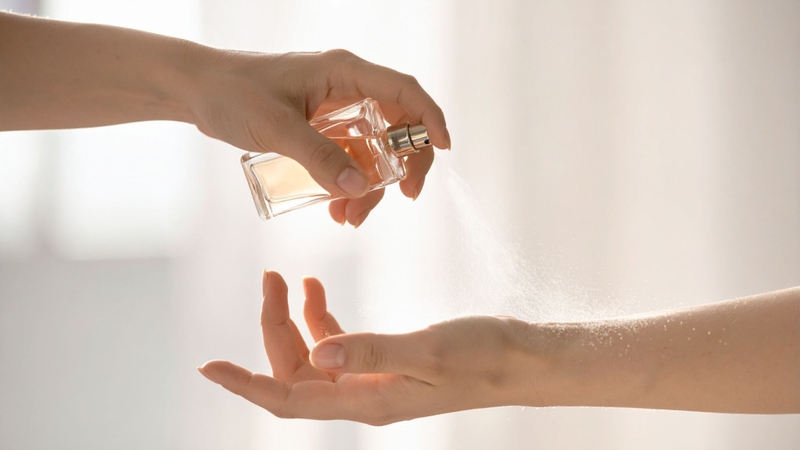 Trước khi dùng, nên thoa một lượng nhỏ nước hoa lên vùng da mỏng