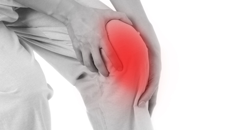 Đau khớp khởi phát đột ngột là triệu chứng gout cấp tính