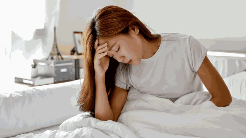 Ngưng thở khi ngủ gây ra trạng thái thức giấc lúc giữa đêm, khiến giấc ngủ không được sâu, gây mệt mỏi, uể oải