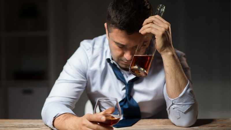 Nhiều người không phân biệt được sự khác nhau giữa say rượu và ngộ độc rượu