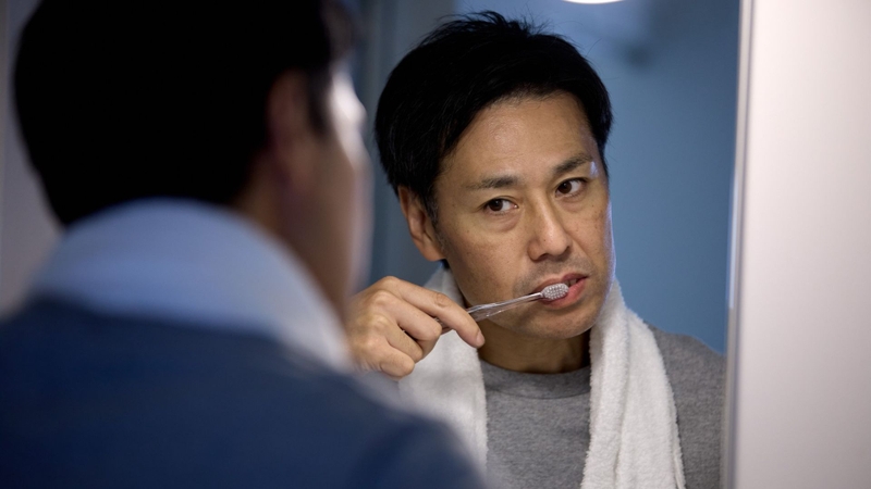 Vệ sinh răng miệng đúng cách giúp loại bỏ vi khuẩn từ đó ngăn ngừa viêm tủy răng