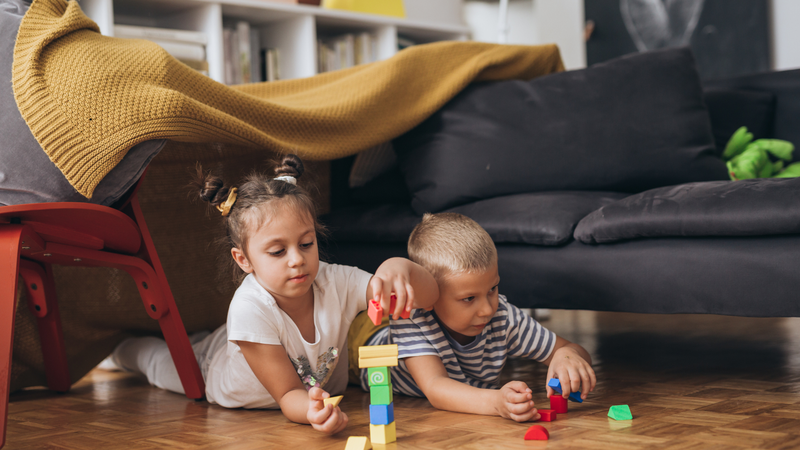 Trời lạnh khiến trẻ có xu hướng ở trong nhà nhiều hơn, dễ lây nhiễm virus và vi khuẩn