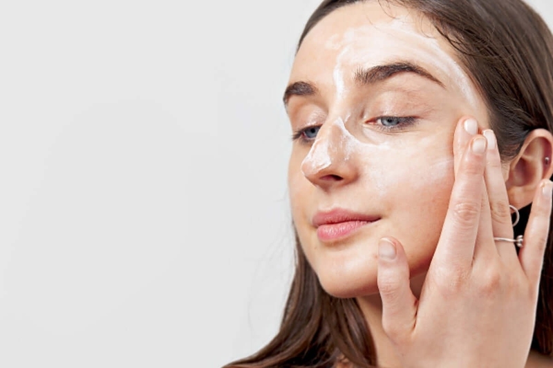 Trời mưa có cần bôi kem chống nắng không? Vì sao? 4