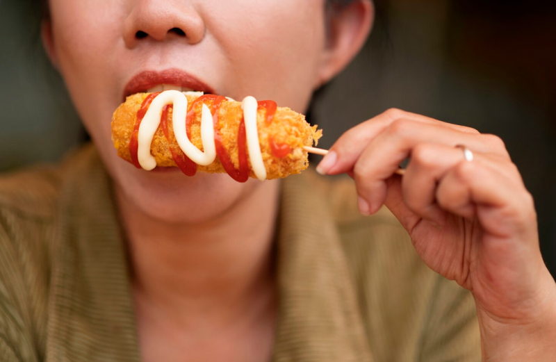 Hạn chế đồ chiên rán nhiều dầu mỡ để tránh khó tiêu và nóng trong người