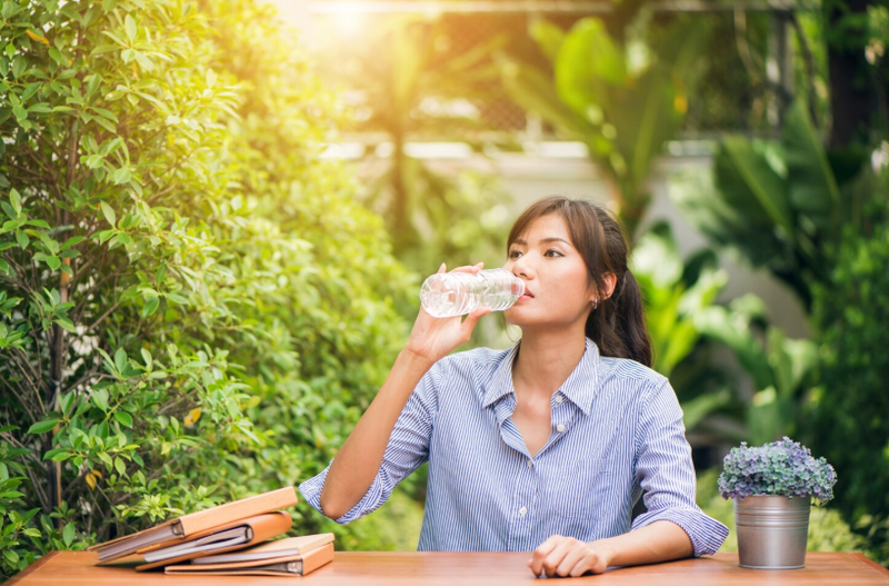 Trời nắng nóng dễ khiến cơ thể mất nước, hãy bổ sung nước đều đặn để luôn khỏe mạnh