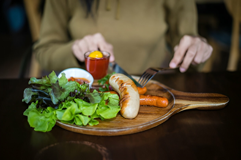 Trong 1 cây xúc xích 40g bao nhiêu calo?-4