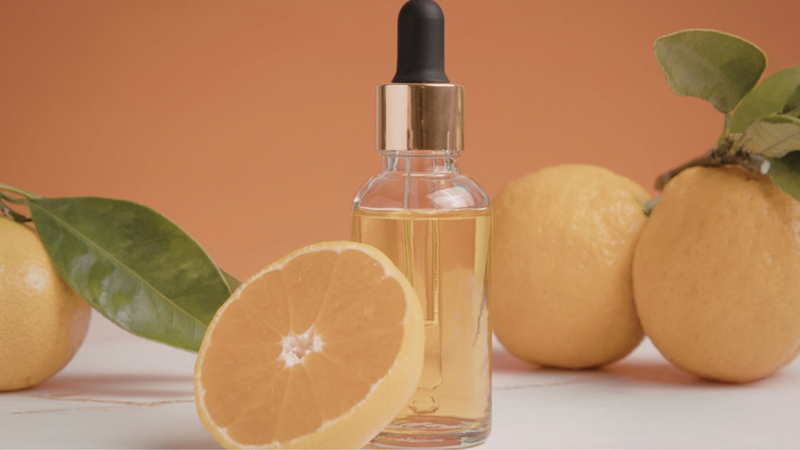 Axit ascorbic hỗ trợ làm sáng da, mờ thâm