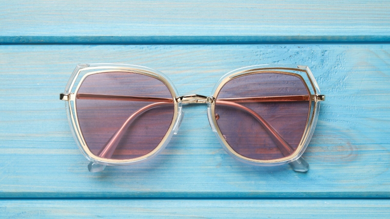 Tròng kính nhựa nhẹ, giá hợp lý, phổ biến trên thị trường