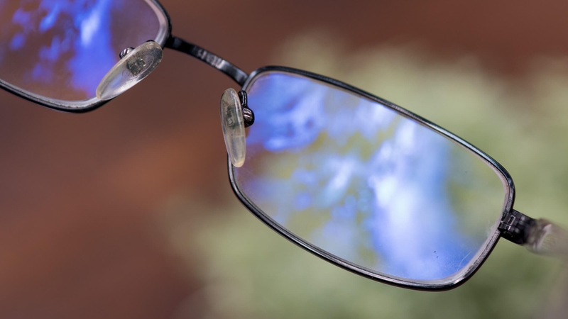 Tròng kính phản quang là gì? Ưu nhược điểm và đối tượng sử dụng 1