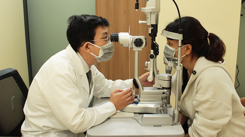 Trong mắt có hạt trắng là bị gì? Làm sao khắc phục? 4