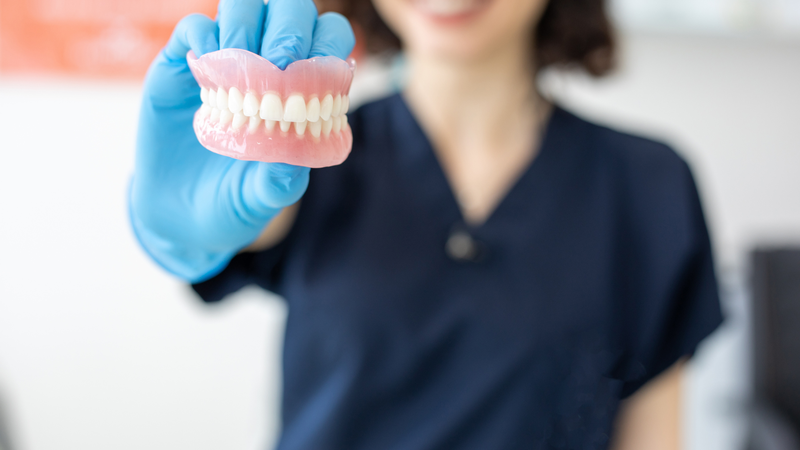 Trồng răng giả có tốt không là thắc mắc của nhiều người