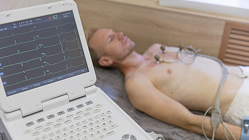 Cần đo điện tâm đồ khi có các triệu chứng như cơn đau thắt ngực, khó thở, tim đập nhanh,...