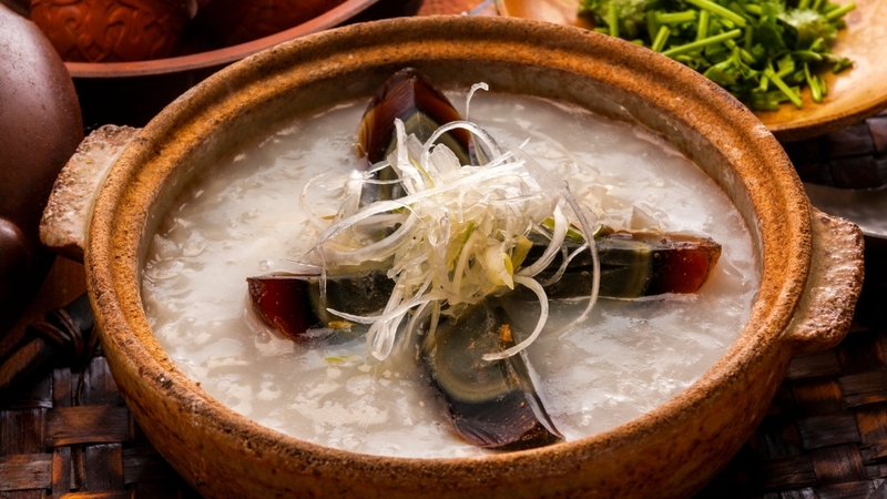 Nên dùng trứng bắc thảo với cháo, rau xanh để dễ tiêu và không quá ngấy