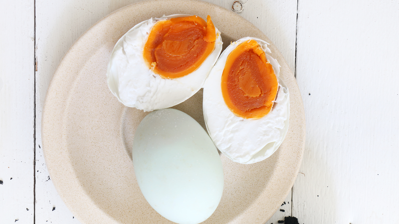 Trứng muối có cần luộc không? Trứng muối nên được làm chín bằng cách luộc hoặc hấp trước khi sử dụng