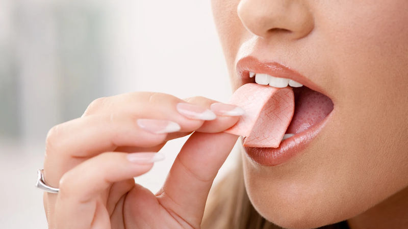 Hạn chế nhai kẹo cao su có thể giúp giảm tình trạng nuốt khí