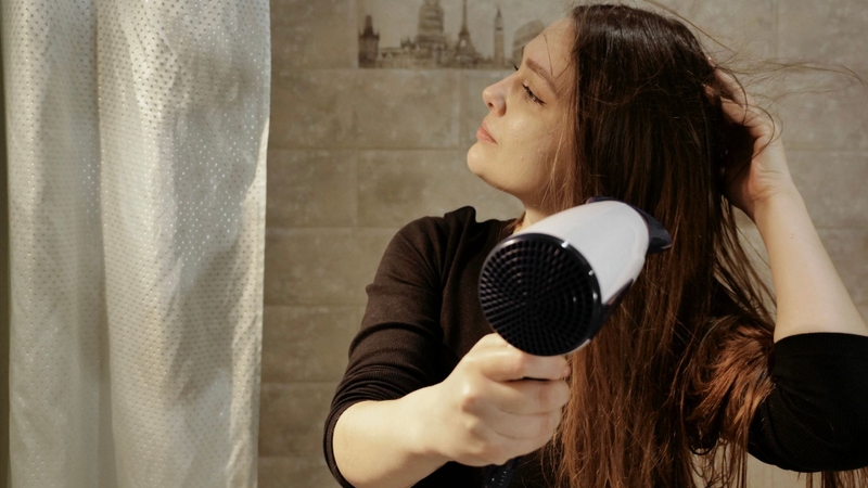 Sấy khô tóc hoàn toàn sau khi gội, tránh để tóc ẩm kéo dài