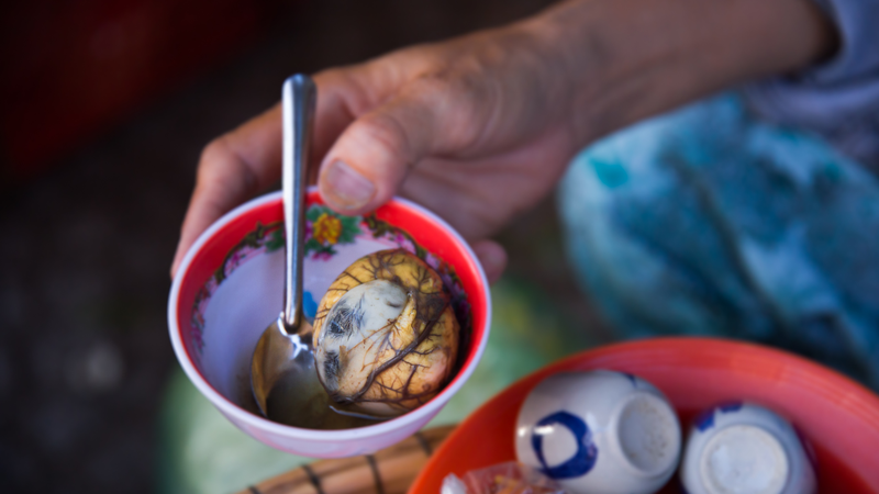 Ăn quá nhiều trứng vịt lộn có thể làm tăng nguy cơ rối loạn mỡ máu hoặc tăng cân