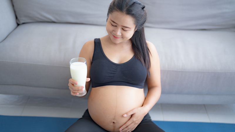 Canxi là chất thiết yếu hỗ trợ sự phát triển xương của mẹ và thai nhi