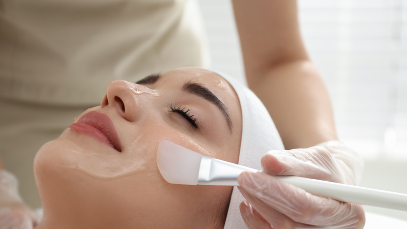 Trước khi peel da có cần tẩy da chết không? Nên ngưng tẩy tế bào chết ít nhất một tuần trước khi peel da