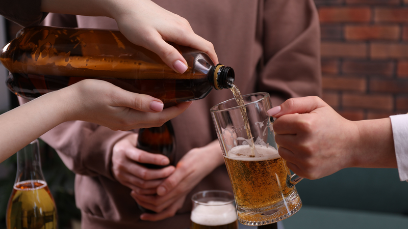 Bạn cần tránh uống rượu khi bụng đói