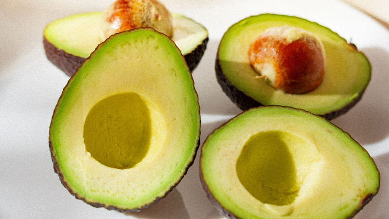 Bơ là loại trái cây giàu chất béo không bão hòa, chất xơ và nhiều vitamin quan trọng