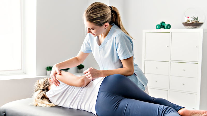 Vật lý trị liệu và phục hồi chức năng là phương pháp điều trị bảo tồn giúp giảm triệu chứng và cải thiện vận động ở người bị trượt đốt sống lưng