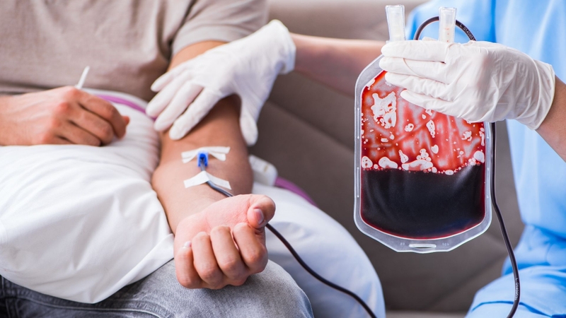 Bác sĩ sẽ giải thích rõ về sự cần thiết của việc truyền máu và các thủ tục liên quan