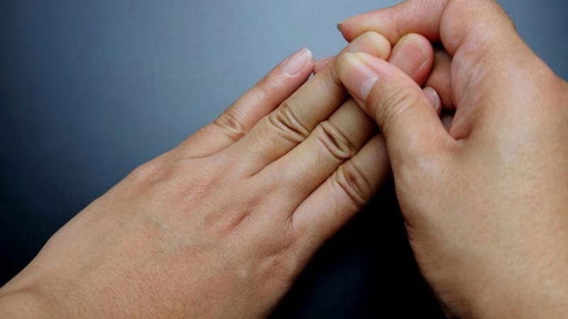 Truyền nước bị phù tay phải làm sao? Hướng dẫn cách xử lý phù hợp 3