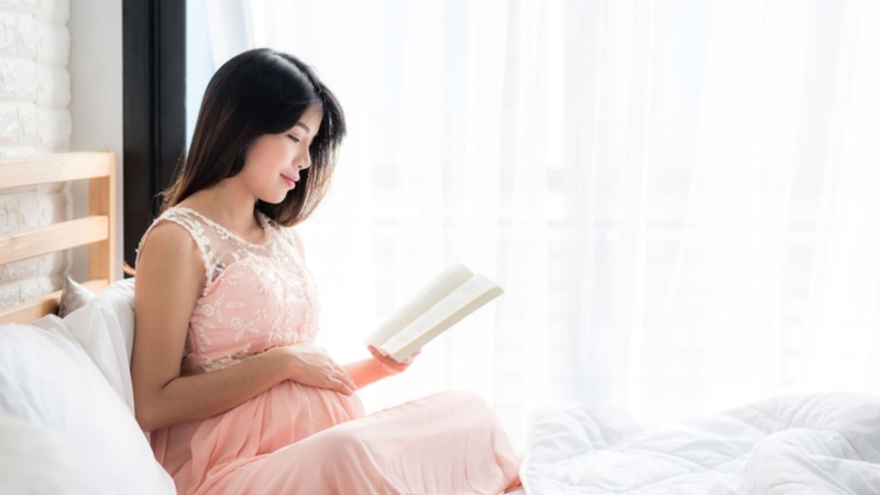 Tháng thứ 8 của thai kỳ là giai đoạn vàng để mẹ bắt đầu đọc truyện thai giáo