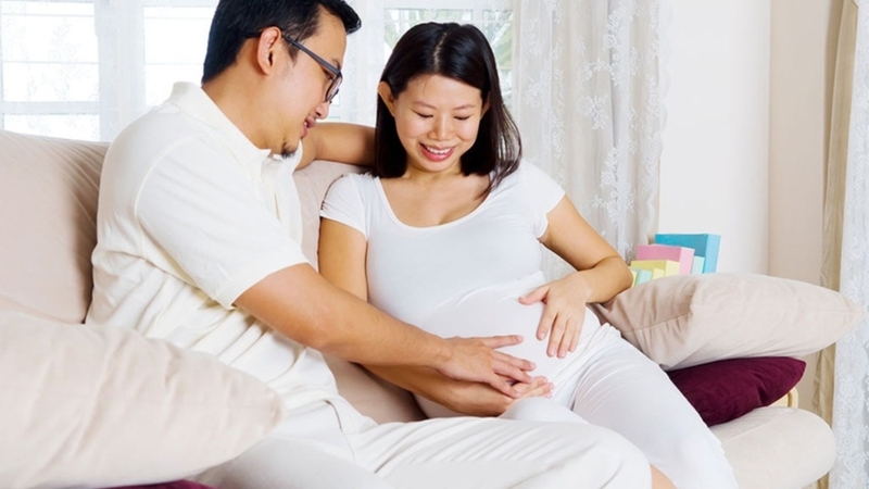 Mẹ nên kết hợp giữa giao tiếp và vuốt ve bụng để tăng cường cảm giác gắn kết với thai nhi
