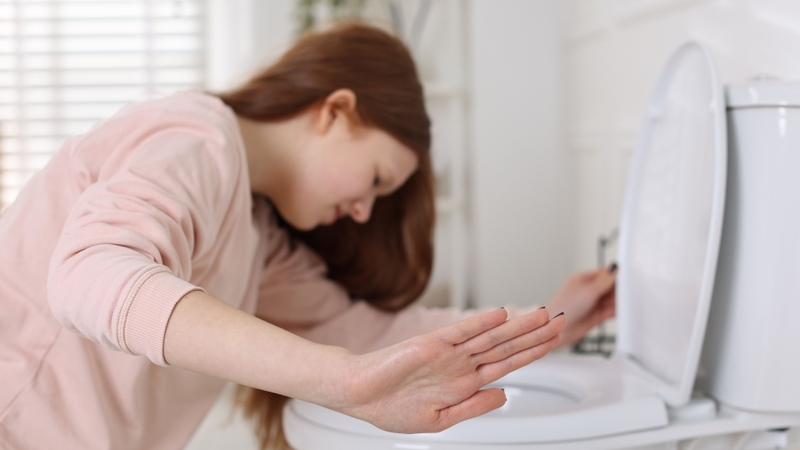 Ăn uống mất kiểm soát và tự gây nôn có thể là dấu hiệu Bulimia Nervosa