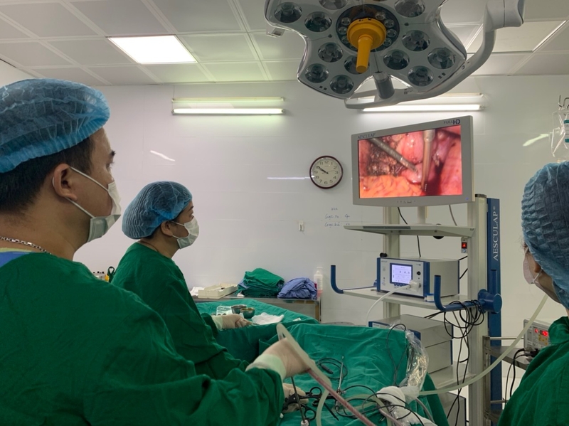 Mổ nội soi để lấy máu tụ trong não có nhiều ưu điểm và được áp dụng nhiều