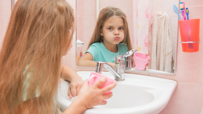 Súc miệng hằng ngày bằng nước muối để làm sạch họng và giảm kích ứng