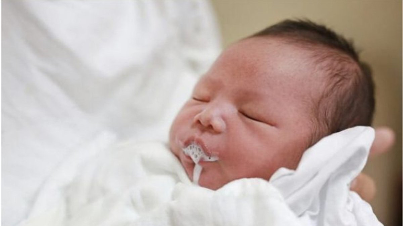 tu-the-cho-be-bu-binh-dung-cach-cac-me-nen-biet 3