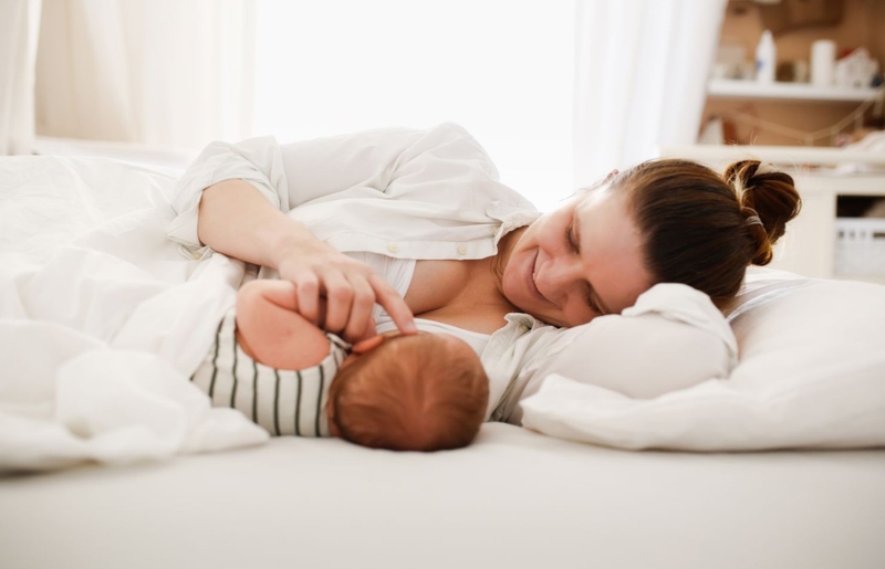 Tư thế cho con bú đúng cách và một số mẹo hay mẹ bỉm nên biết 4