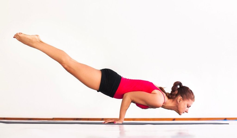 Tư thế con công trong yoga có lợi ích gì và các bài tập chuẩn bị 1
