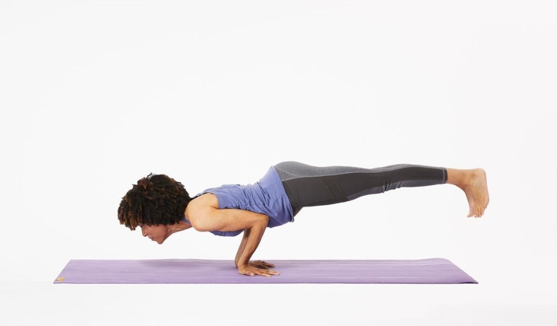 Tư thế con công trong yoga có lợi ích gì và các bài tập chuẩn bị 2