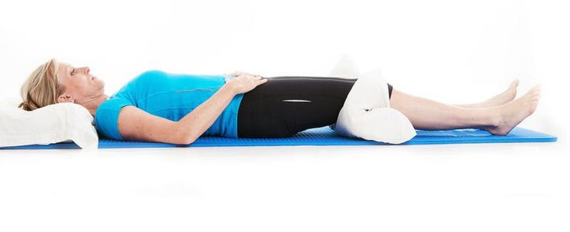 Những tư thế nằm khi đau bụng kinh chị em nên áp dụng ngay 2