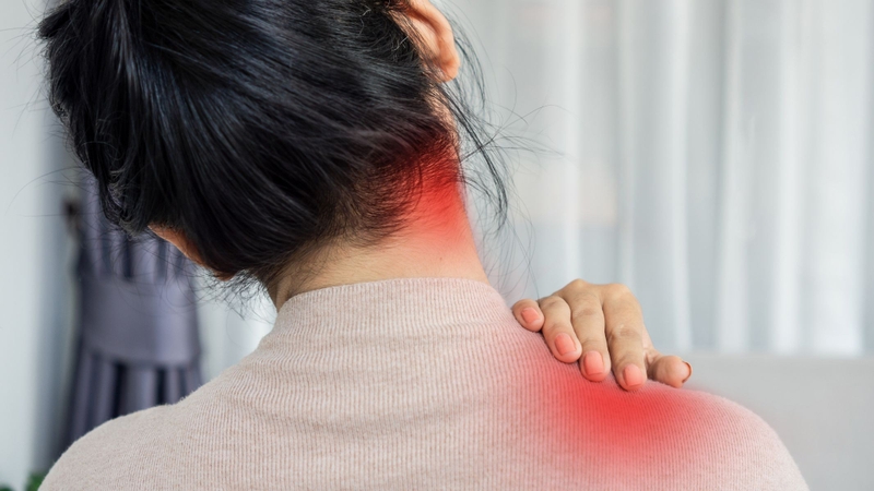 Ngủ sai tư thế gây đau đầu, đau cổ vai gáy và đau lưng mạn tính
