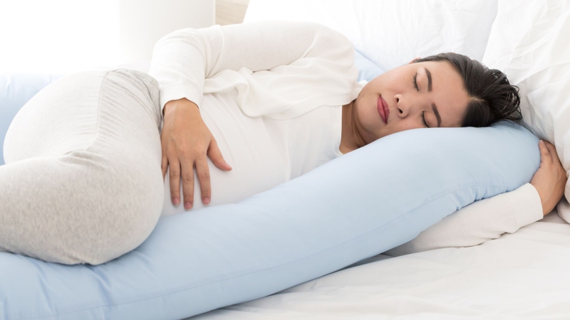 Bà bầu nên nằm nghiêng bên trái để giúp tăng lưu lượng máu đến thai nhi và giảm áp lực lên các mạch máu
