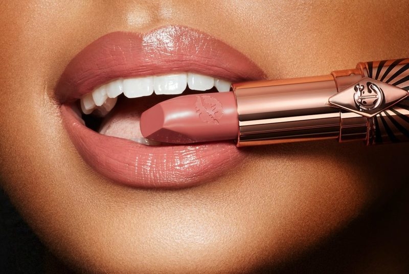 Làm cách nào để đánh son không bị thâm môi? 2