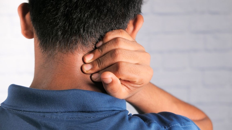 Hướng dẫn chi tiết cách tự xoa bóp chữa đau vai gáy ngay tại nhà 2